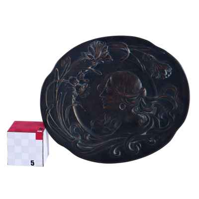 Декоративная тарелка с изображением головы женщины в обрамлении гирлянды лилельных цветов. Франция 1900