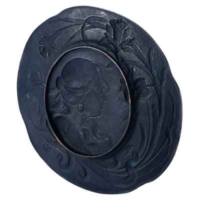 Декоративная тарелка с изображением головы женщины в обрамлении гирлянды лилельных цветов. Франция 1900