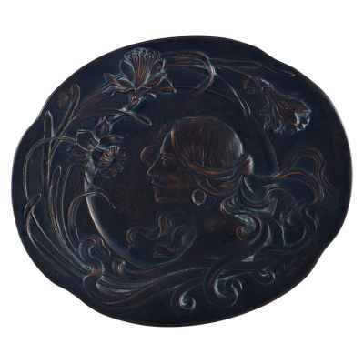 Декоративная тарелка с изображением головы женщины в обрамлении гирлянды лилельных цветов. Франция 1900