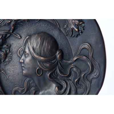 Декоративная тарелка с изображением головы женщины в обрамлении гирлянды лилельных цветов. Франция 1900