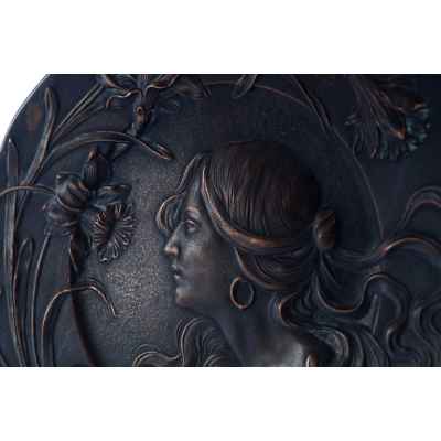 Декоративная тарелка с изображением головы женщины в обрамлении гирлянды лилельных цветов. Франция 1900