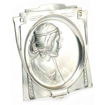 Панно с женским профилем Европа конец XIX — начало XX вв