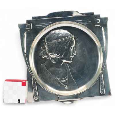 Панно с женским профилем Европа конец XIX — начало XX вв