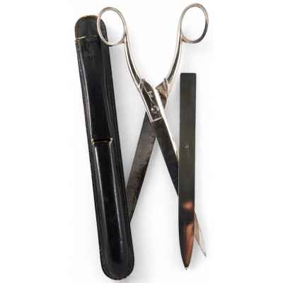 Ножницы и нож.  