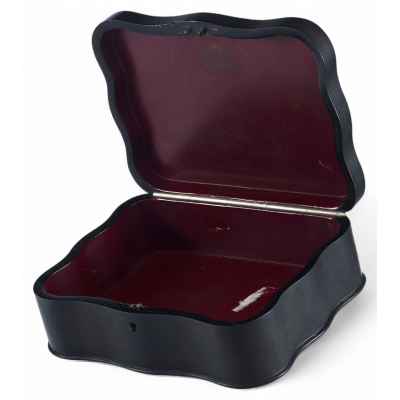 Шкатулка «Две летящие тройки» Россия. Фабрика О.Ф. Вишнякова 1870-гг