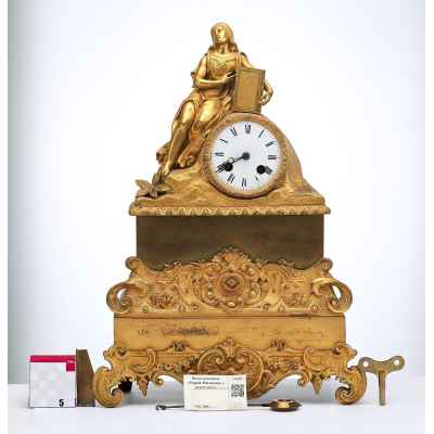 Часы каменные «Мария Магдалина с евангелием» Париж, Франция третья четверть ХІХ века