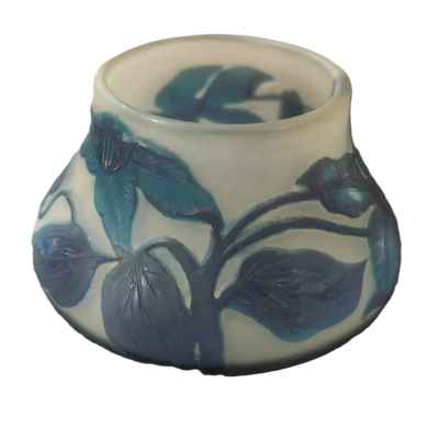 Ваза с голубыми цветами стекло Галле (Emil Galle) Франция нач. ХХ в. 11х6,2 см. Нанси, Франция, фирма Галле Начало XX века