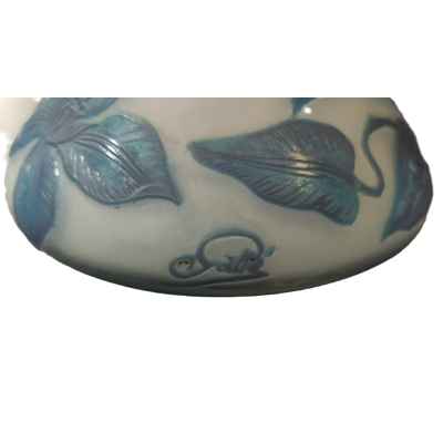 Ваза с голубыми цветами стекло Галле (Emil Galle) Франция нач. ХХ в. 11х6,2 см. Нанси, Франция, фирма Галле Начало XX века