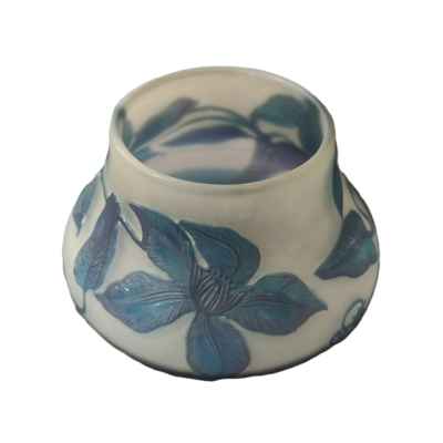 Ваза с голубыми цветами стекло Галле (Emil Galle) Франция нач. ХХ в. 11х6,2 см. Нанси, Франция, фирма Галле Начало XX века