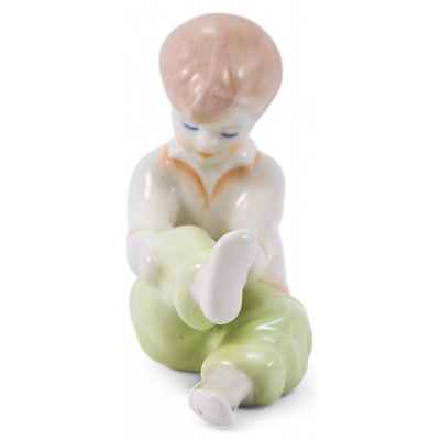 Скульптура Девочка поправляющая штаны фарфор Акуинкум (Aquincum) Венгрия ХХ в. 11х10,5 см. Акуинкум, Венгрия середина ХХ века