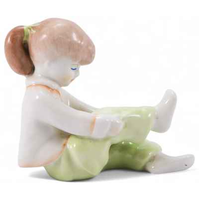 Скульптура Девочка поправляющая штаны фарфор Акуинкум (Aquincum) Венгрия ХХ в. 11х10,5 см. Акуинкум, Венгрия середина ХХ века