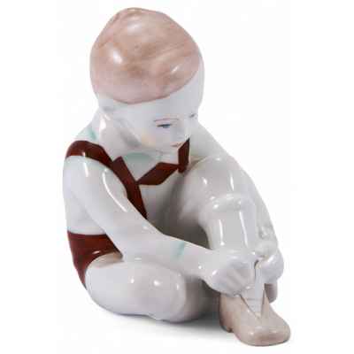 Скульптура фарфоровая «Мальчик, шнурующий ботинок» Акуинкум, Венгрия Вторая половина XX века