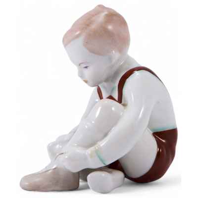 Скульптура фарфоровая «Мальчик, шнурующий ботинок» Акуинкум, Венгрия Вторая половина XX века