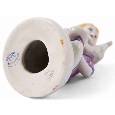 Скульптура «Девочка с голубем» Полонский завод художественной керамики середина 1950 — конец 1960-х гг