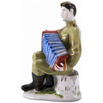 Скульптура «Гармонист» («Василий Теркин») ЛФЗ 1950-1960-гг