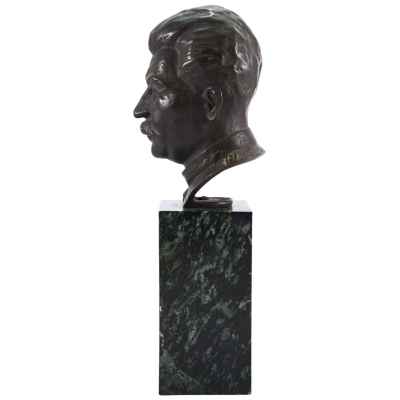 Скульптурный бюст И. В. Сталина  после 1945 г