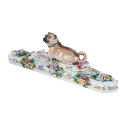 Пресс папье Лежащий мопс фарфор, Мейсен (Meissen) Германия кон. XIX в. 20х6,2 см. Мейсенская фарфоровая мануфактура (Porzellan-Manufaktur Meissen) Конец XIX века