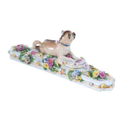 Пресс папье Лежащий мопс фарфор, Мейсен (Meissen) Германия кон. XIX в. 20х6,2 см. Мейсенская фарфоровая мануфактура (Porzellan-Manufaktur Meissen) Конец XIX века