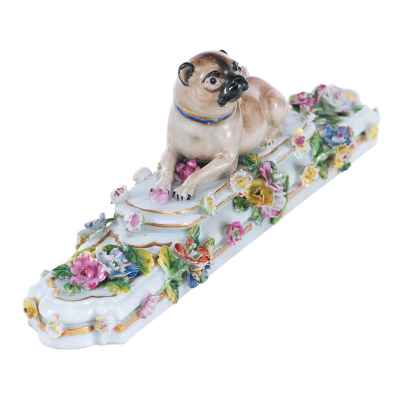 Пресс папье Лежащий мопс фарфор, Мейсен (Meissen) Германия кон. XIX в. 20х6,2 см. Мейсенская фарфоровая мануфактура (Porzellan-Manufaktur Meissen) Конец XIX века