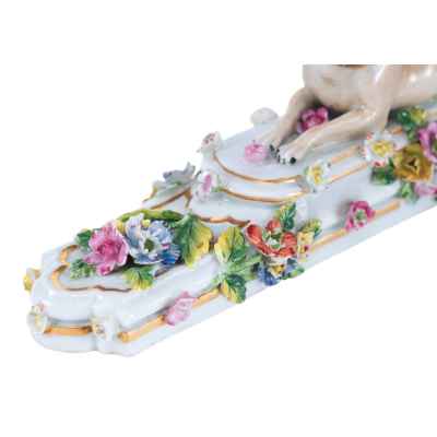 Пресс папье Лежащий мопс фарфор, Мейсен (Meissen) Германия кон. XIX в. 20х6,2 см. Мейсенская фарфоровая мануфактура (Porzellan-Manufaktur Meissen) Конец XIX века