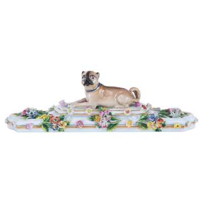 Пресс папье Лежащий мопс фарфор, Мейсен (Meissen) Германия кон. XIX в. 20х6,2 см. Мейсенская фарфоровая мануфактура (Porzellan-Manufaktur Meissen) Конец XIX века