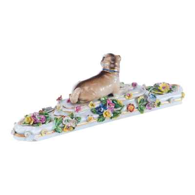 Пресс папье Лежащий мопс фарфор, Мейсен (Meissen) Германия кон. XIX в. 20х6,2 см. Мейсенская фарфоровая мануфактура (Porzellan-Manufaktur Meissen) Конец XIX века