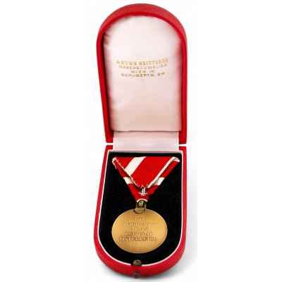 Бронзовая медаль почетного знака За заслуги перед Австрийской республикой металл, Австрия 1950-е гг. Австрия 1950-гг
