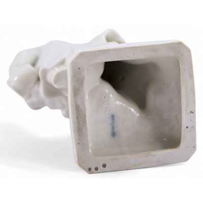 Скульптура Нищенка фарфор Berlin Royal H-18,5 см Берлин последняя четверть ХХ века