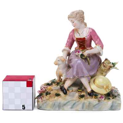 Скульптура Девушка с ягненком фарфор, ХХ в. Н-14,7 см. Германия. XX век