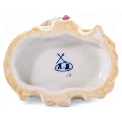 Скульптура Девочка с цветами фарфор, ХХ в. Н-15,5 см. Германия. XX век