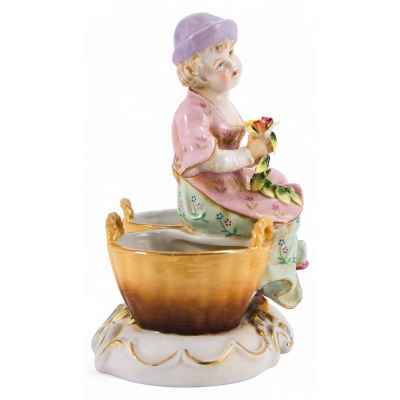 Скульптура Девочка с цветами фарфор, ХХ в. Н-15,5 см. Германия. XX век
