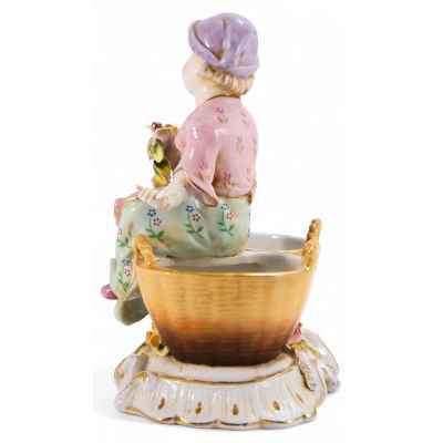 Скульптура Девочка с цветами фарфор, ХХ в. Н-15,5 см. Германия. XX век