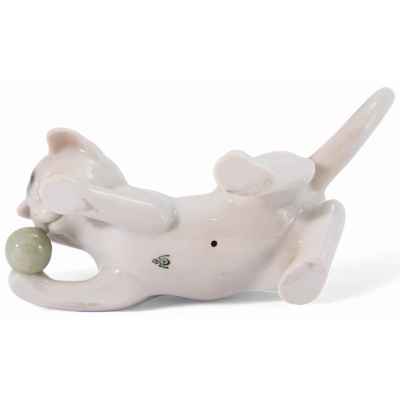 Скульптура Котенок с мячикомфарфор, Metzler & Ortloff Германия 1923-72 гг. 12,5х6,6 см. Metzler & Ortloff, Тюрингия, Германия 1923-1972 гг