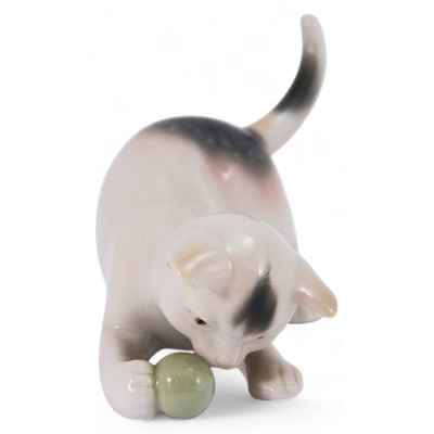 Скульптура Котенок с мячикомфарфор, Metzler & Ortloff Германия 1923-72 гг. 12,5х6,6 см. Metzler & Ortloff, Тюрингия, Германия 1923-1972 гг