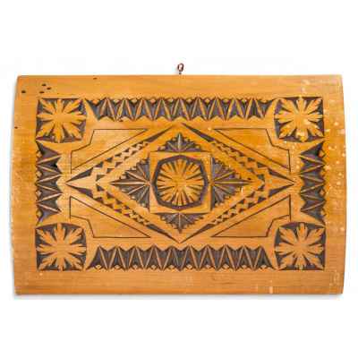 Шкатулка дерево, резьба Европа сер. ХХ в. 28x17,8 см. Европа середина ХХ века