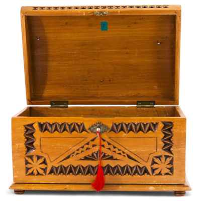 Шкатулка дерево, резьба Европа сер. ХХ в. 28x17,8 см. Европа середина ХХ века