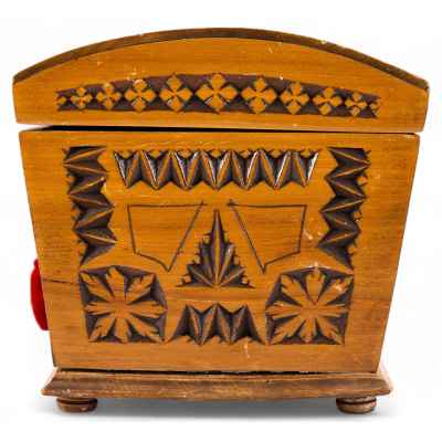 Шкатулка дерево, резьба Европа сер. ХХ в. 28x17,8 см. Европа середина ХХ века