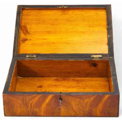 Шкатулка для документов с ключем дерево, шпон ореха Европа кон. ХIХ в. 20,3x30,8x9,7 см  конец XIX — начало XX вв