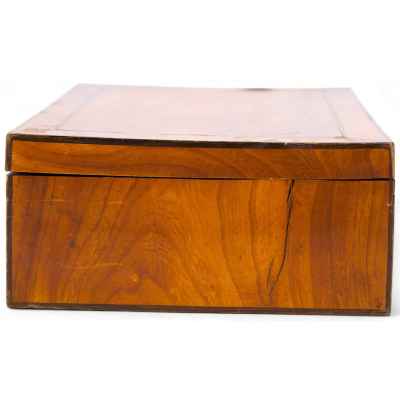 Шкатулка для документов с ключем дерево, шпон ореха Европа кон. ХIХ в. 20,3x30,8x9,7 см  конец XIX — начало XX вв