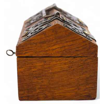 Сундучок в псевдороманском стиле дерево, Европа сер. ХХ в. 10x16,5x9,5 см. Европа середина ХХ века