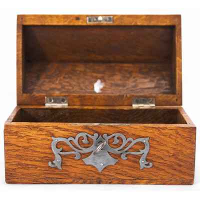 Сундучок в псевдороманском стиле дерево, Европа сер. ХХ в. 10x16,5x9,5 см. Европа середина ХХ века