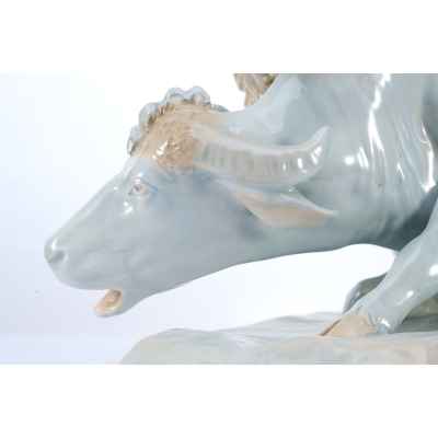 Скульптура Схватка льва с буйволом фаянс Erich Oehme 45х27 см. Европа середина ХХ века