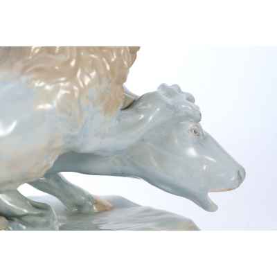 Скульптура Схватка льва с буйволом фаянс Erich Oehme 45х27 см. Европа середина ХХ века