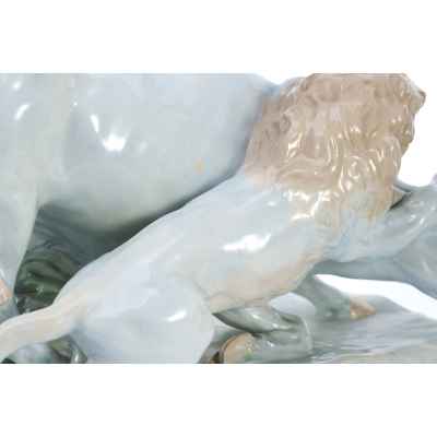 Скульптура Схватка льва с буйволом фаянс Erich Oehme 45х27 см. Европа середина ХХ века