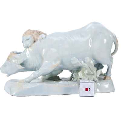 Скульптура Схватка льва с буйволом фаянс Erich Oehme 45х27 см. Европа середина ХХ века