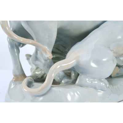 Скульптура Схватка льва с буйволом фаянс Erich Oehme 45х27 см. Европа середина ХХ века