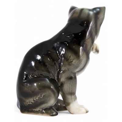Скульптура Кошка, лижущая лапу фаянс Гебель (Goebel) Германия 1979-90-е г. H-26 см. Гебель, Германия 1979-1990 гг