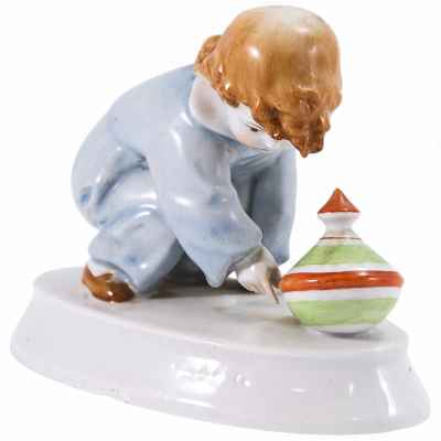 Скульптура Ребенок с волчком фарфор, Жолнаи (Zsolnay) Печ Венгрия сер. ХХ в. 15,5х12 см. Печ, Венгрия. 1970  гг