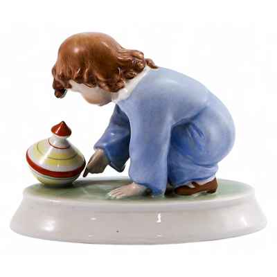 Скульптура Ребенок с волчком фарфор, Жолнаи (Zsolnay) Печ Венгрия 1970-е гг. 12 см. Печ, Венгрия 1970  гг