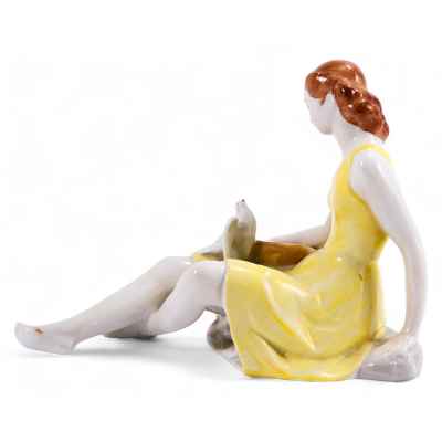 Скульптура Девушка с голубем фарфор, Холлохаза (Hollóháza) Венгрия 1960-70 гг. Н-13,3 см. Холлохаза, Венгрия 1960-1970 гг